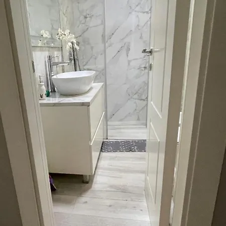 Modern Cozy Apartment, Close To Pazari I Ri, Self Check-in Free Wifi Appartement *